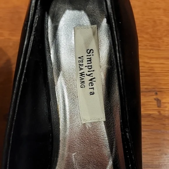 Vera Wang leather black pointed toe heel - Picture 2 of 7